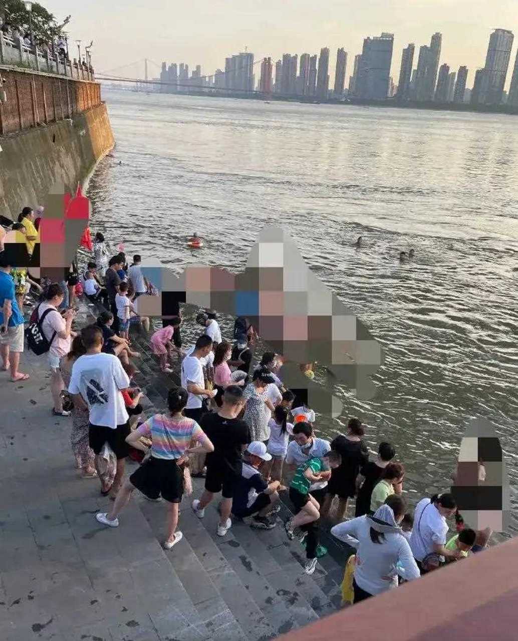 长江流域的3大火炉城市重庆武汉南京,为何只有武汉人敢在长江里游泳?
