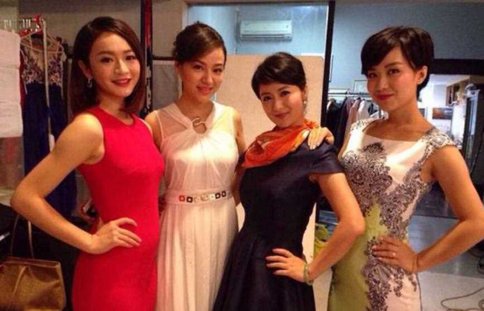 《今日一线》的四大美女主持,红裙梁思颖性感妖娆,青活力;白色礼裙的