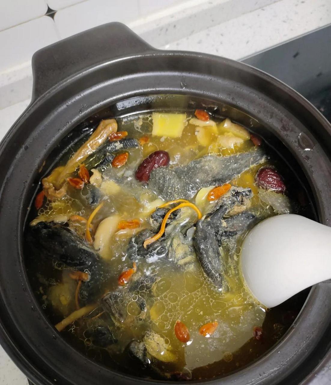 养生啦~多喝乌鸡汤暖身暖心~ 这个乌鸡汤真的超级简单,而且这个对女生