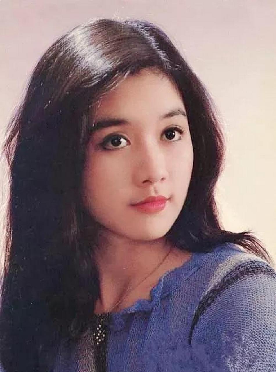 这位女孩五官长的很精致,如今61岁了也没生育,现在