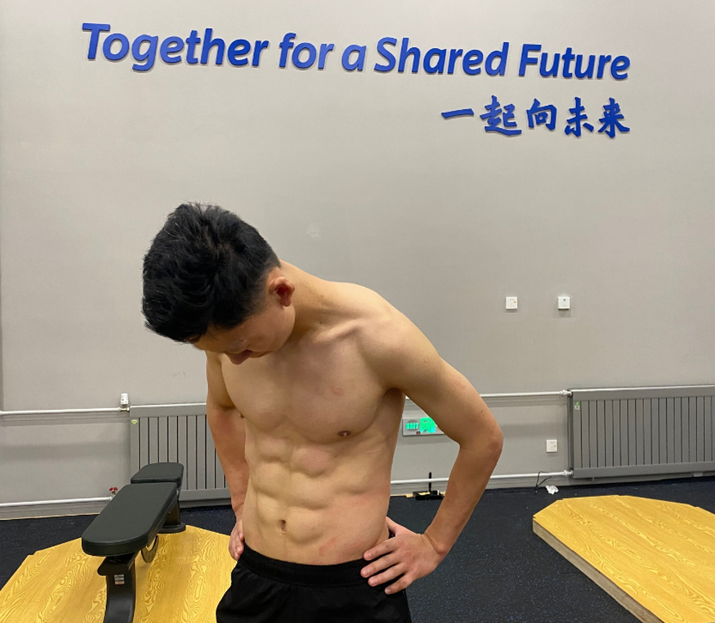 中国短道速滑运动员安凯更新了社交媒体,晒了自己的腹肌.