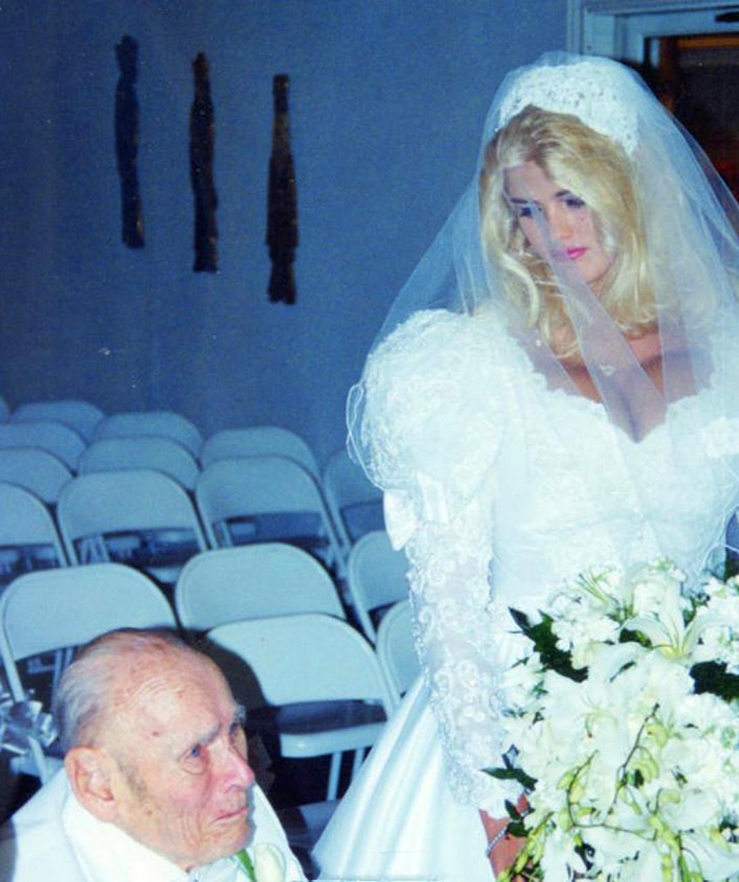 1994年,美国,24岁的安娜·史密斯与86岁的石油大亨j·霍华德·马歇尔