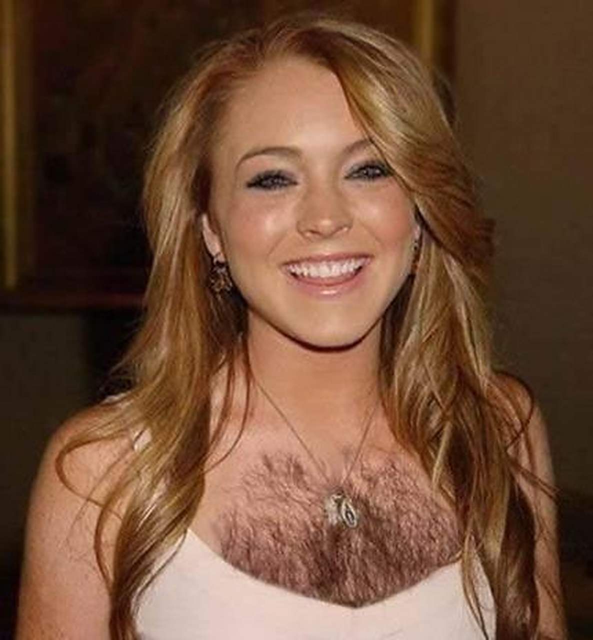 当下我都愣住了,我一直知道男人有胸毛,第一次见女人也长胸毛的.