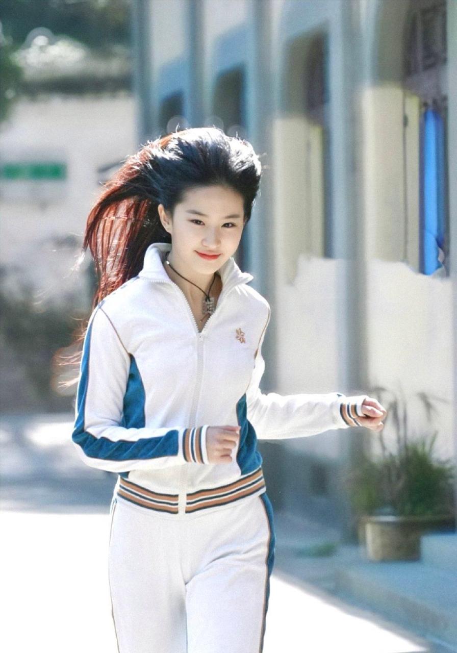 刘亦菲十八岁时的穿衣理念,"平时不拍戏的时候喜欢穿休闲的衣服,最