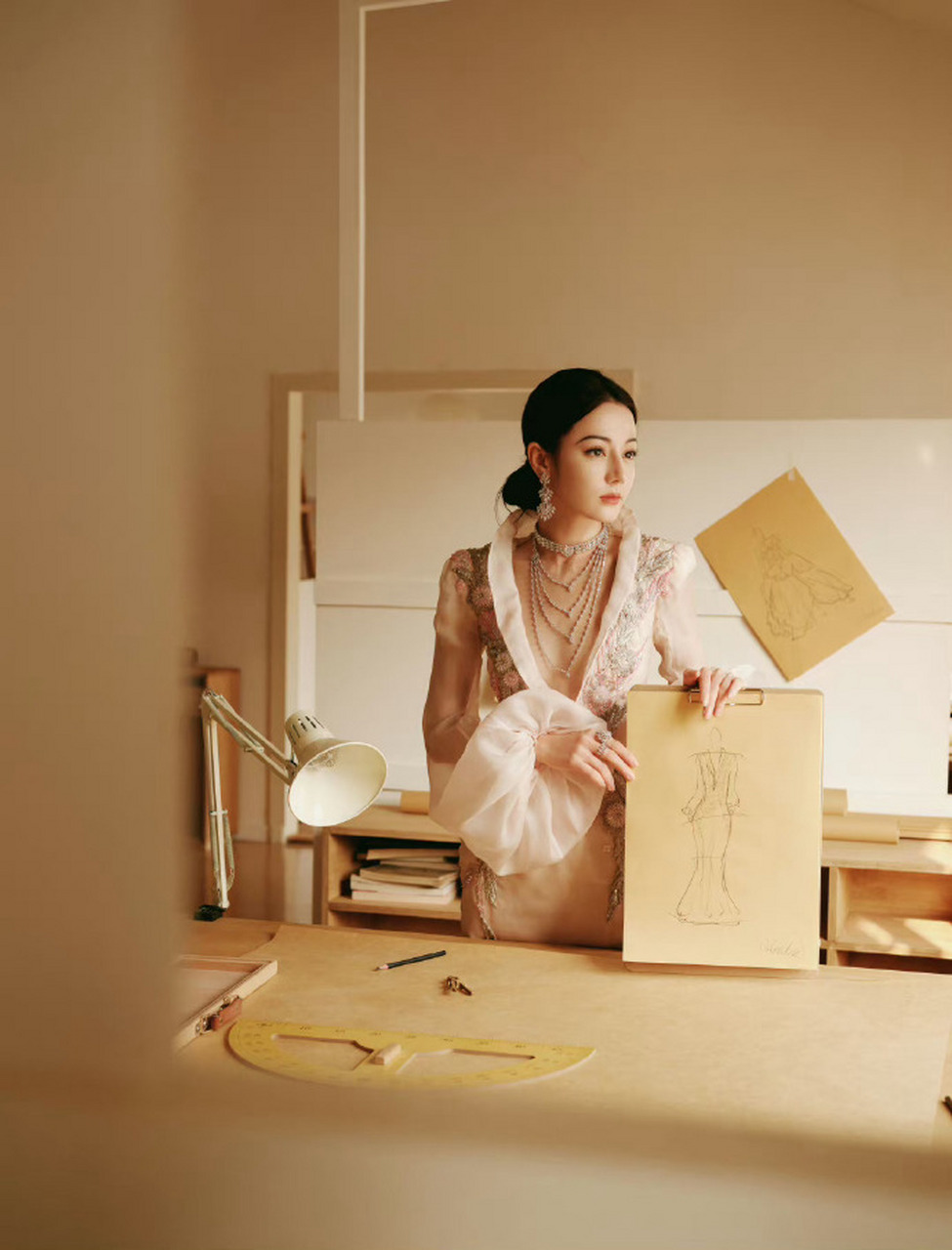 迪丽热巴这套深v刺绣鱼尾长裙,真的是珠圆玉润,温婉动人