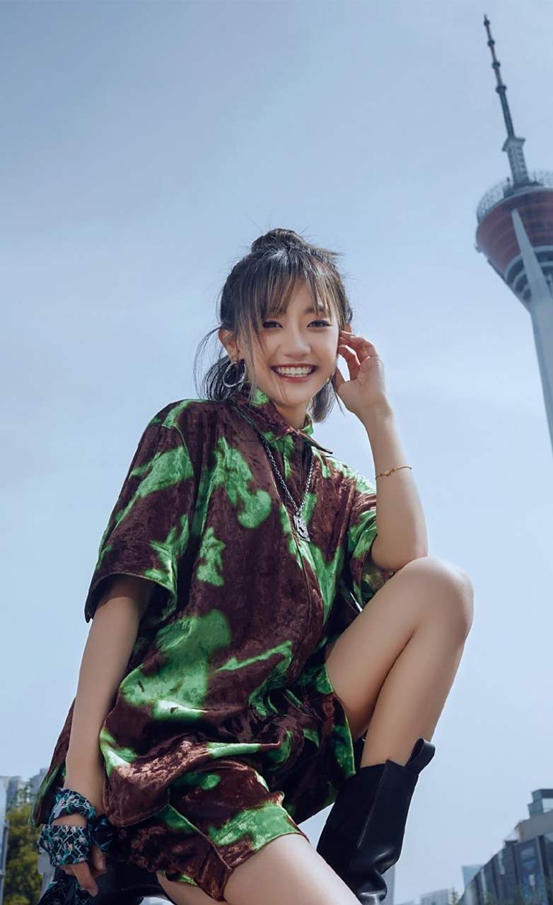 代古拉k是一名网红,本名代佳莉,拥有超高的人气 而她能够走红,是