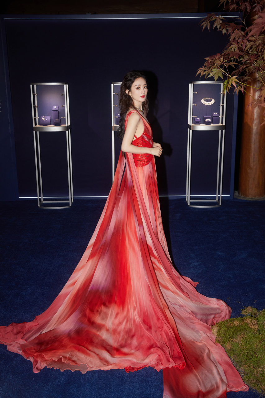 赵丽颖昨晚营业造型,身穿georges chakra 2023秋冬定制系列,闪钻礼服