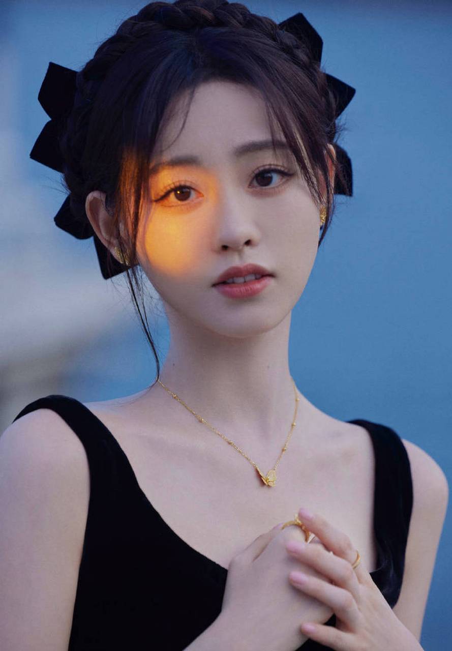 祝绪丹晒出了一组海边写真,身着低领黑裙配蝴蝶结头饰,清纯娇美.