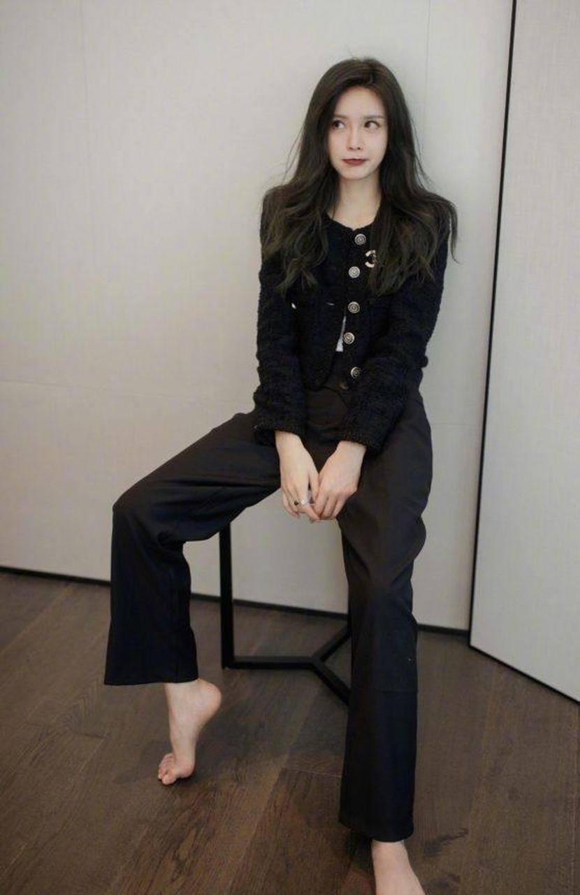 沈梦辰光脚坐在椅子上御姐风满满