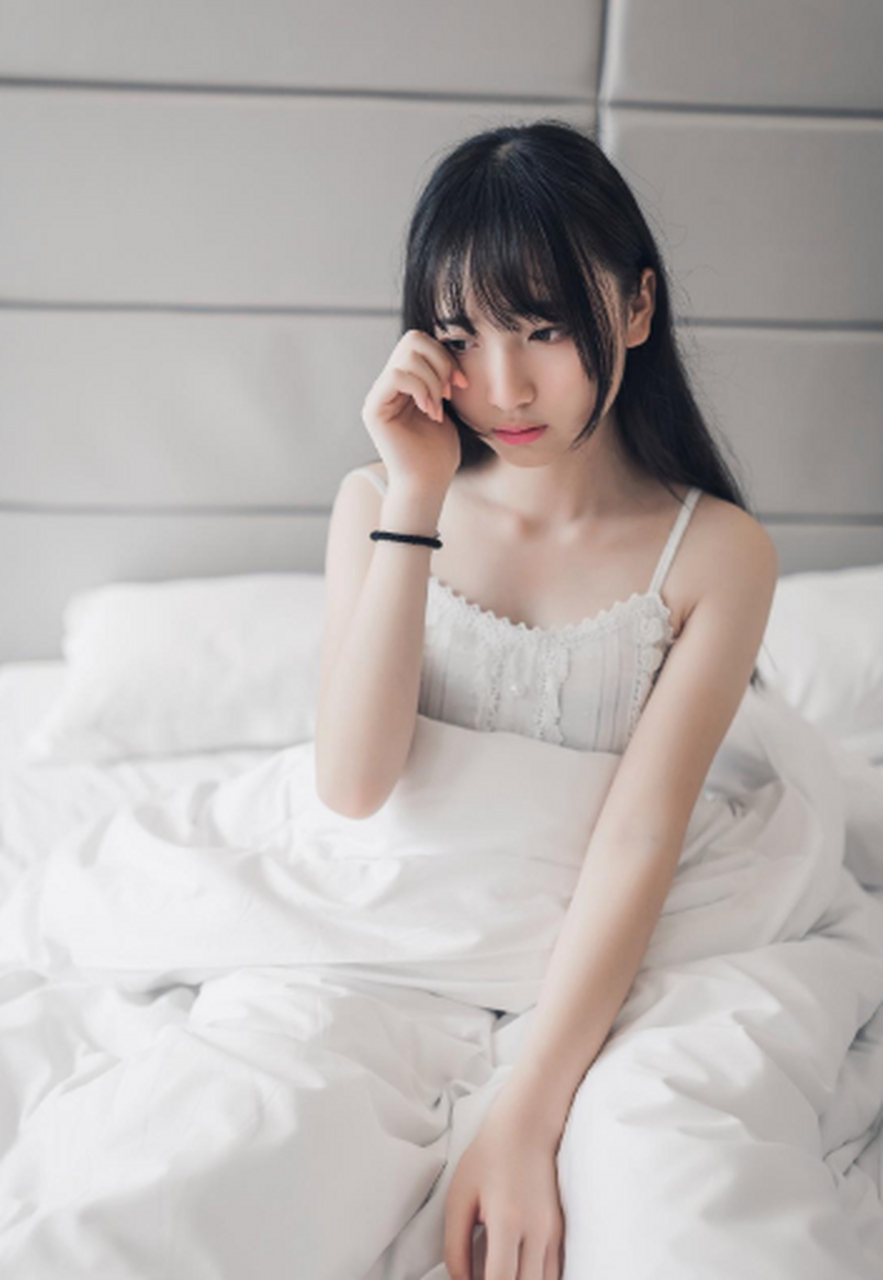 白色吊带裙美少女