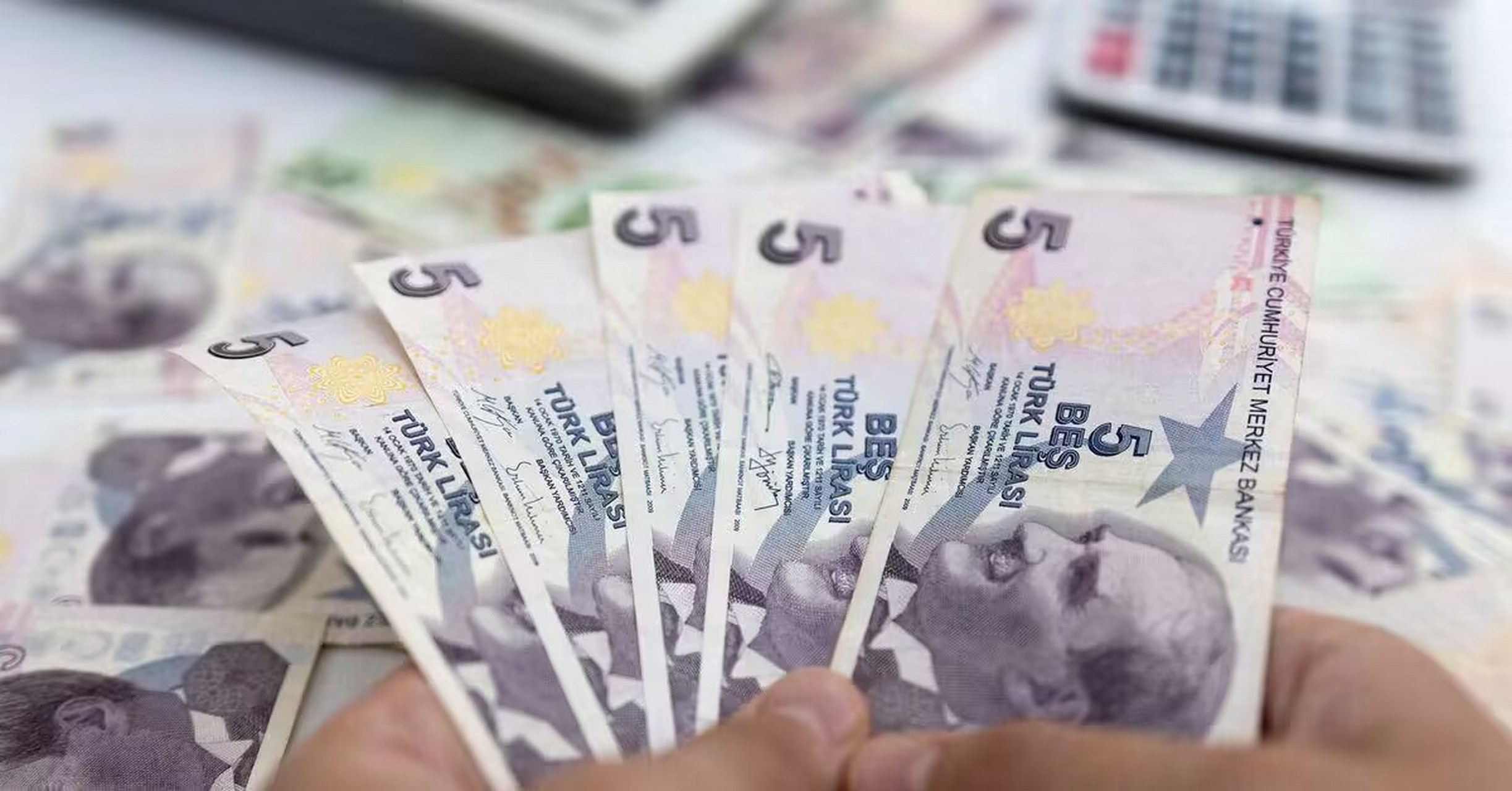 土耳其里拉贬值高达2.8%,创历史新低,因央行扭转总统塔伊普·埃尔多安