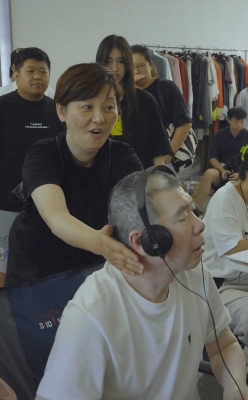 55岁徐帆探班冯小刚,冯导满脸嫌弃好尴尬,17岁徐朵仍坐妈妈怀里 .