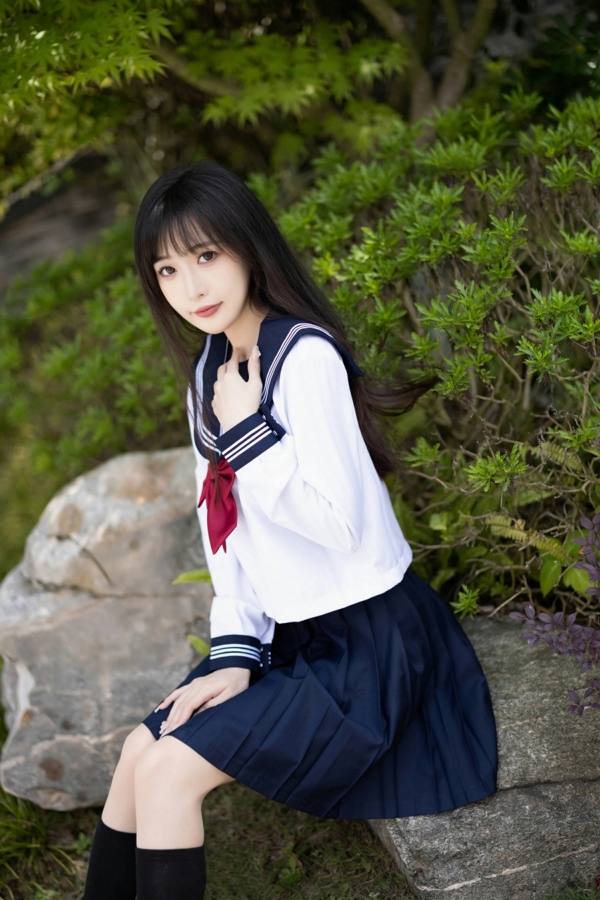她拥有迷人的外貌,长发如瀑布般垂落,五官精致明亮,身材曲线完美