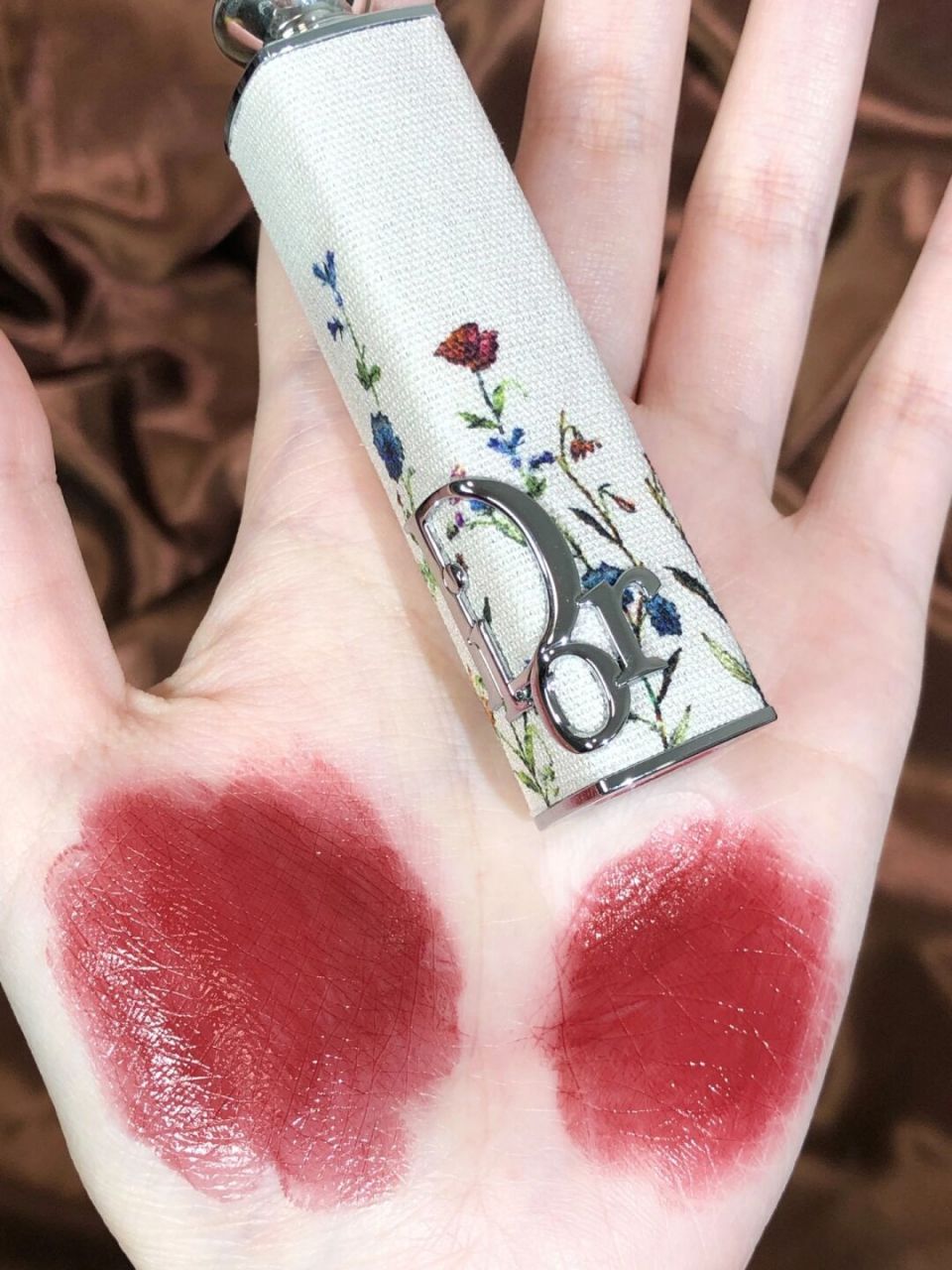 清透玫瑰红茶棕,浓颜钓系复古美人  dior全新细管口红系列,以其创新性