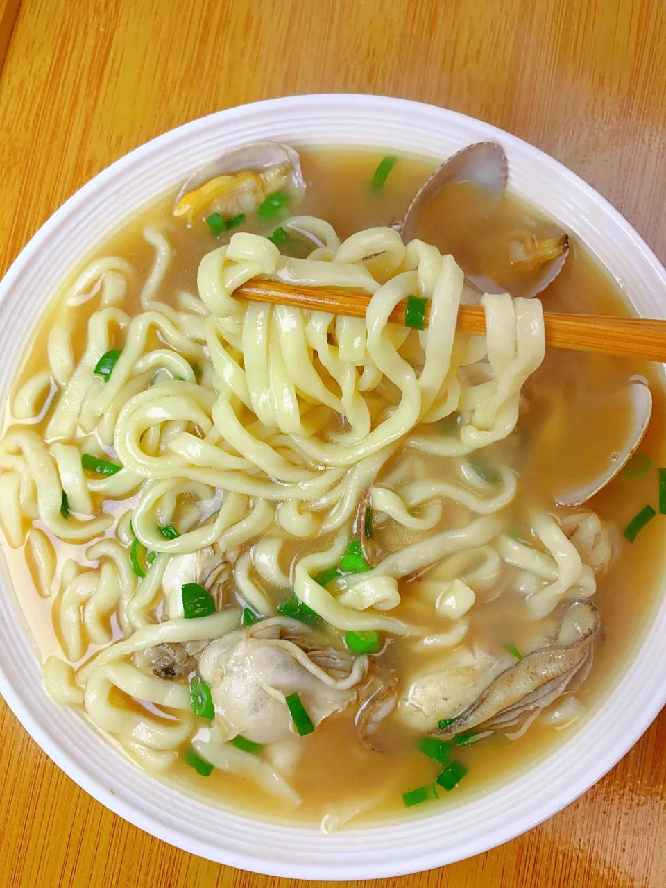 到连汤都不剩  鲜掉眉毛的海鲜面,一碗不够吃呀  食材: 蚬子,海蛎子