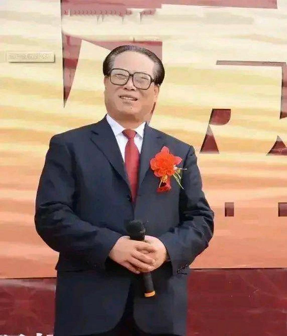 他叫卯秋民,外表酷似江老,靠模仿伟人而走红大江南北,由他饰演的江老