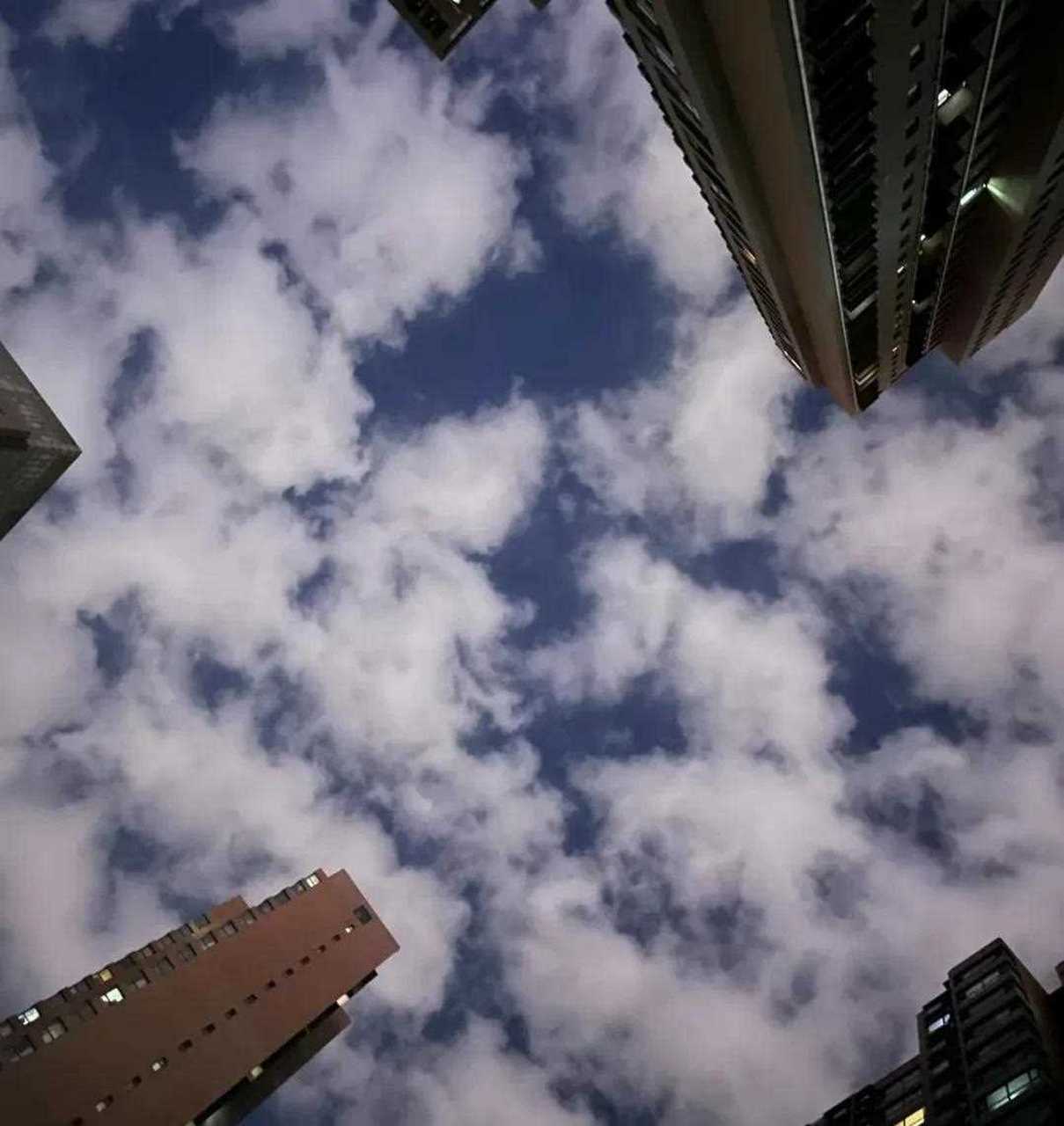 今晚的天必须仰视,暗夜里的蓝白,絮状的云朵,仿佛织女要为王母铺就