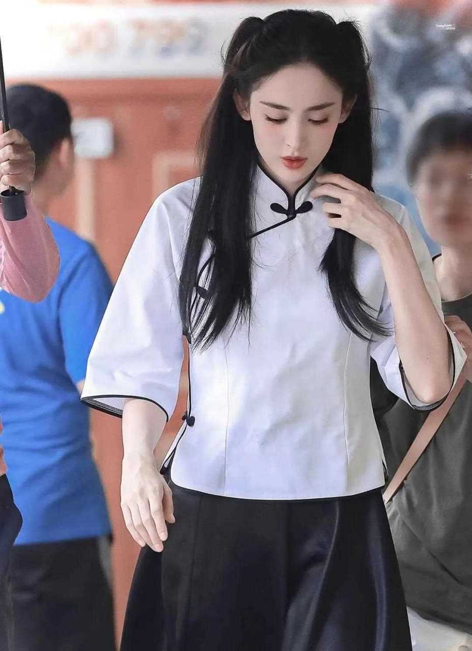 没想到,古力娜扎的民国风造型竟然如此出众,扎着双马尾,穿着大小姐服