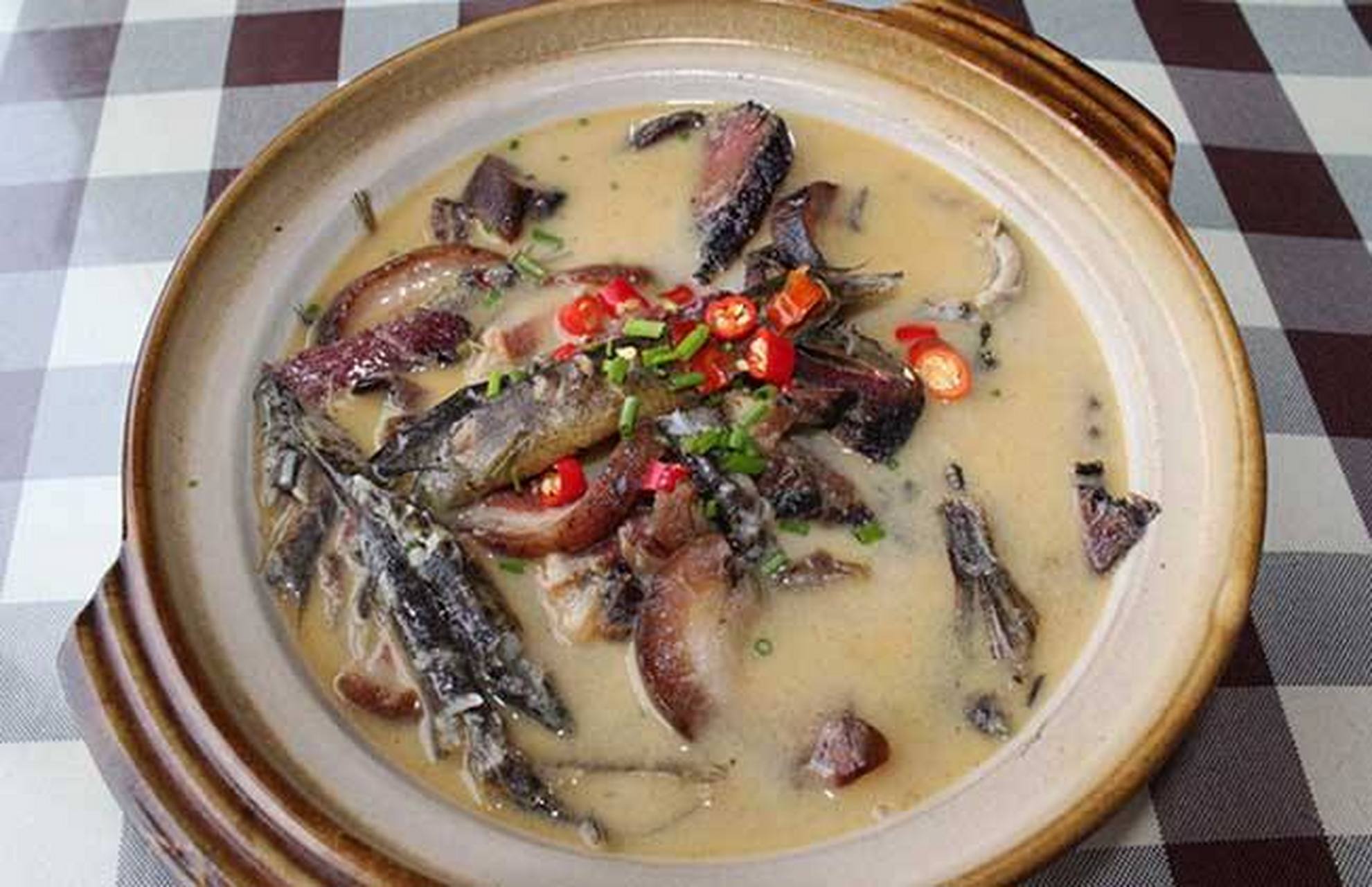 孝感泥鳅汤: 泥鳅,被誉为"水人参",肉质鲜嫩,营养丰富,尤以大悟县的四