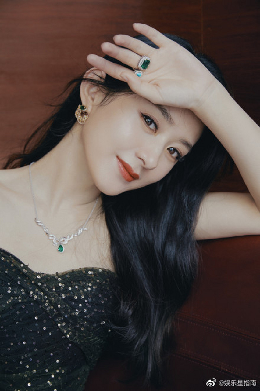 每日打卡# 赵丽颖身穿一条星河渐变抹胸裙亮相dior 梦之设计师展览