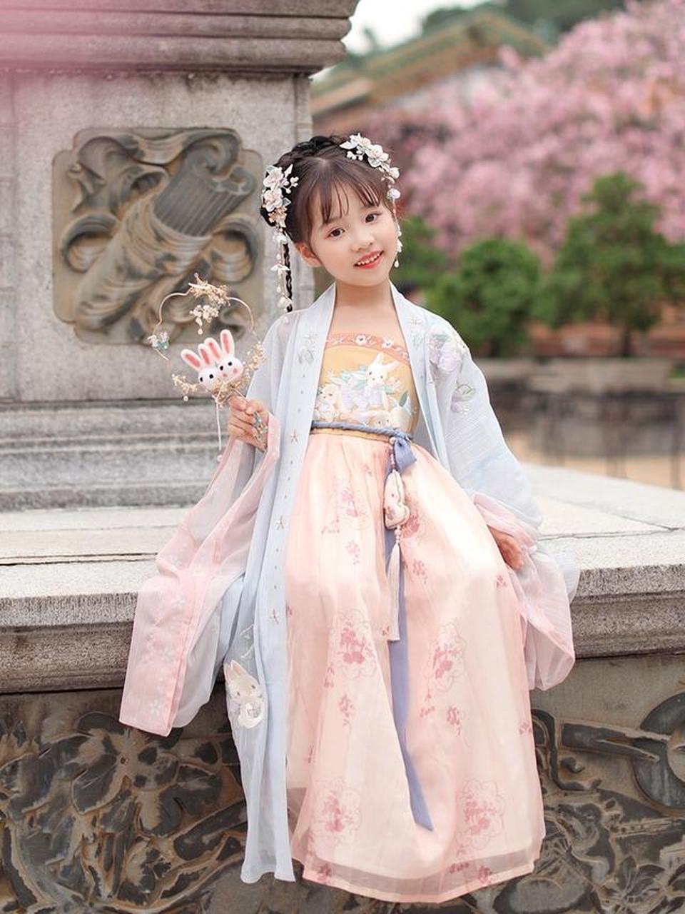 【儿童汉服安利】-软萌小兔诃子裙 这套裙子真的是"软萌杀手",轻轻松