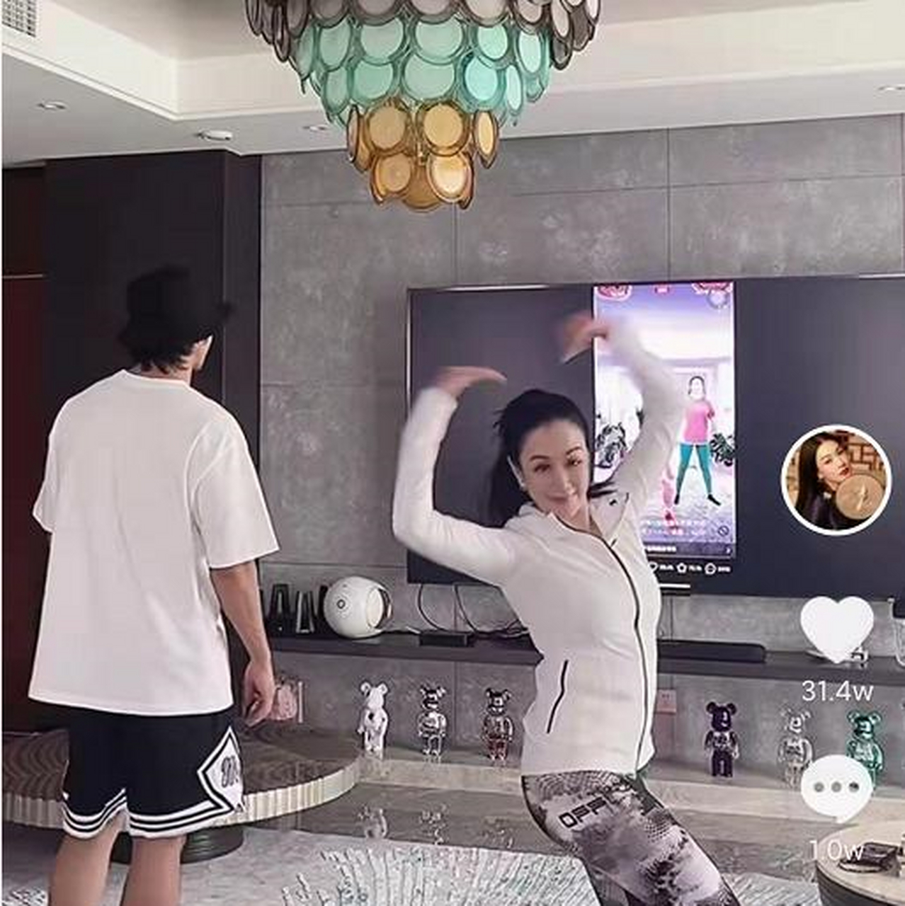 jaden和考拉分别站在妈妈两侧,两个小妮子的衣着和妈妈差不多,都是