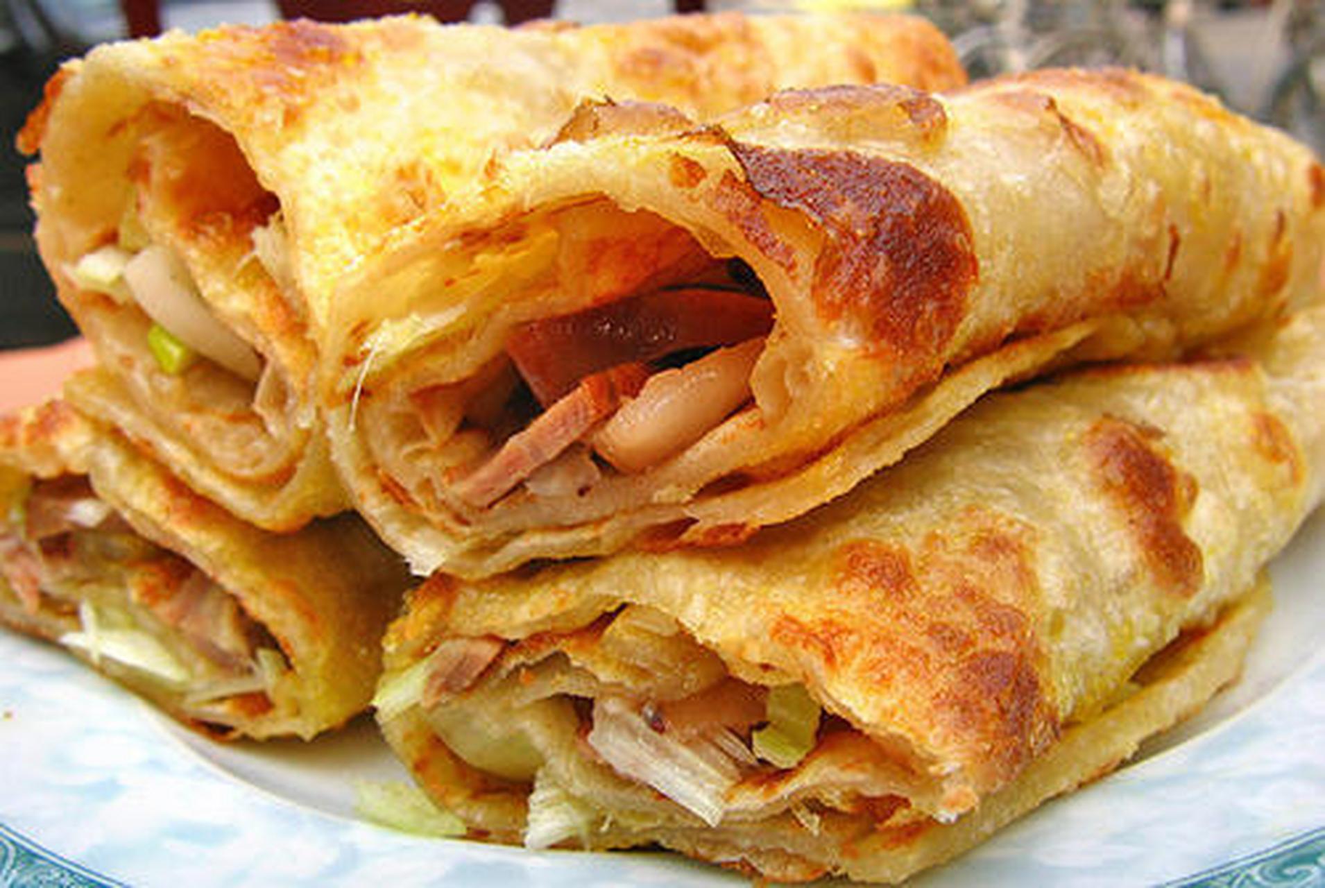 熏肉大饼是吉林长春传统的特色小吃.主要原料是新鲜猪肉.