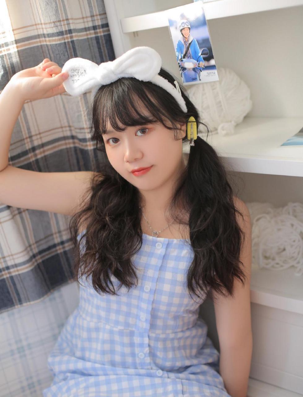 青春可爱娃娃脸女孩,甜美清新私房摄影写真.