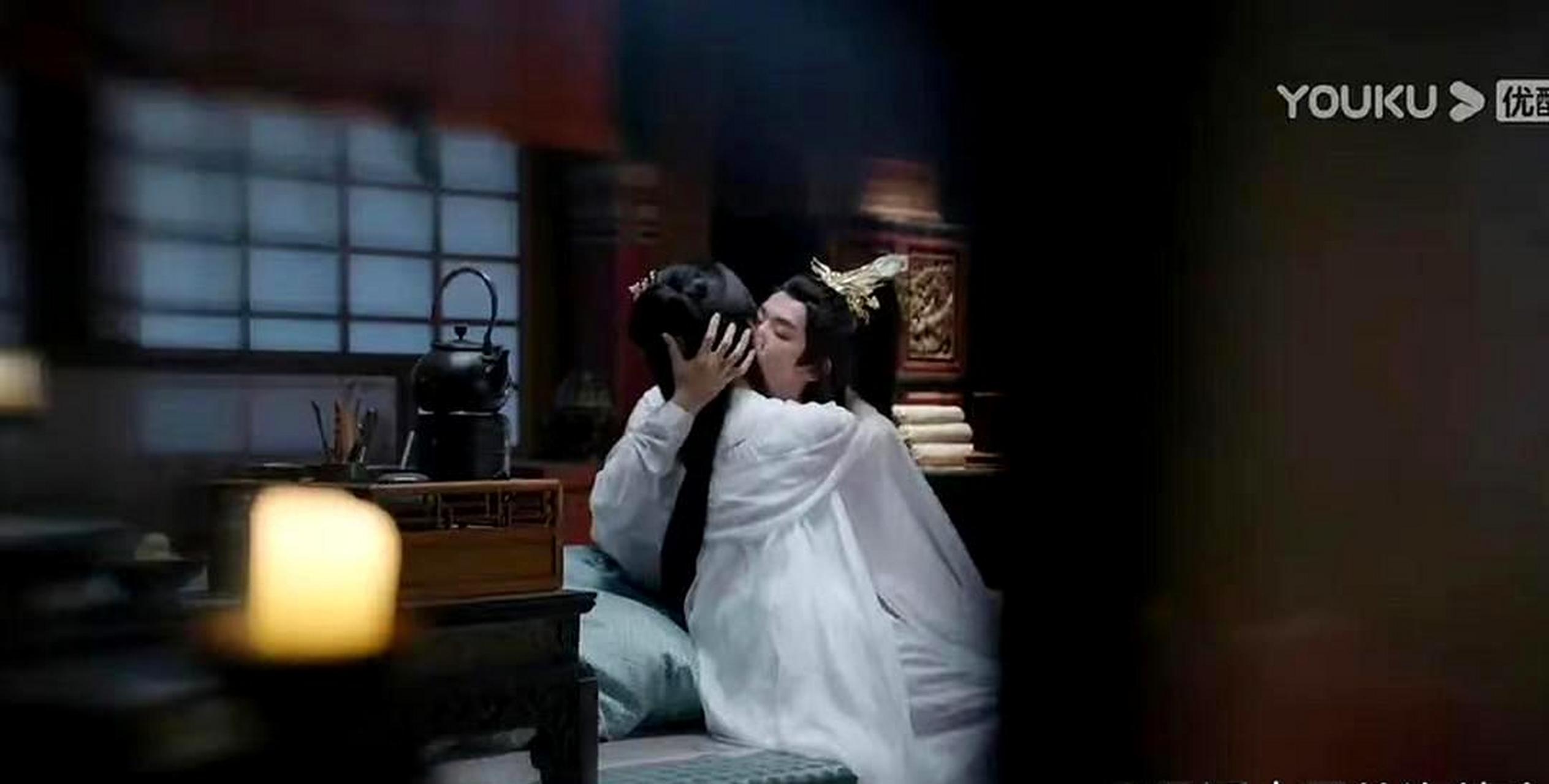 门主鼻子上有血迹,这场吻戏让陈都灵流鼻血了,真是太热情了!