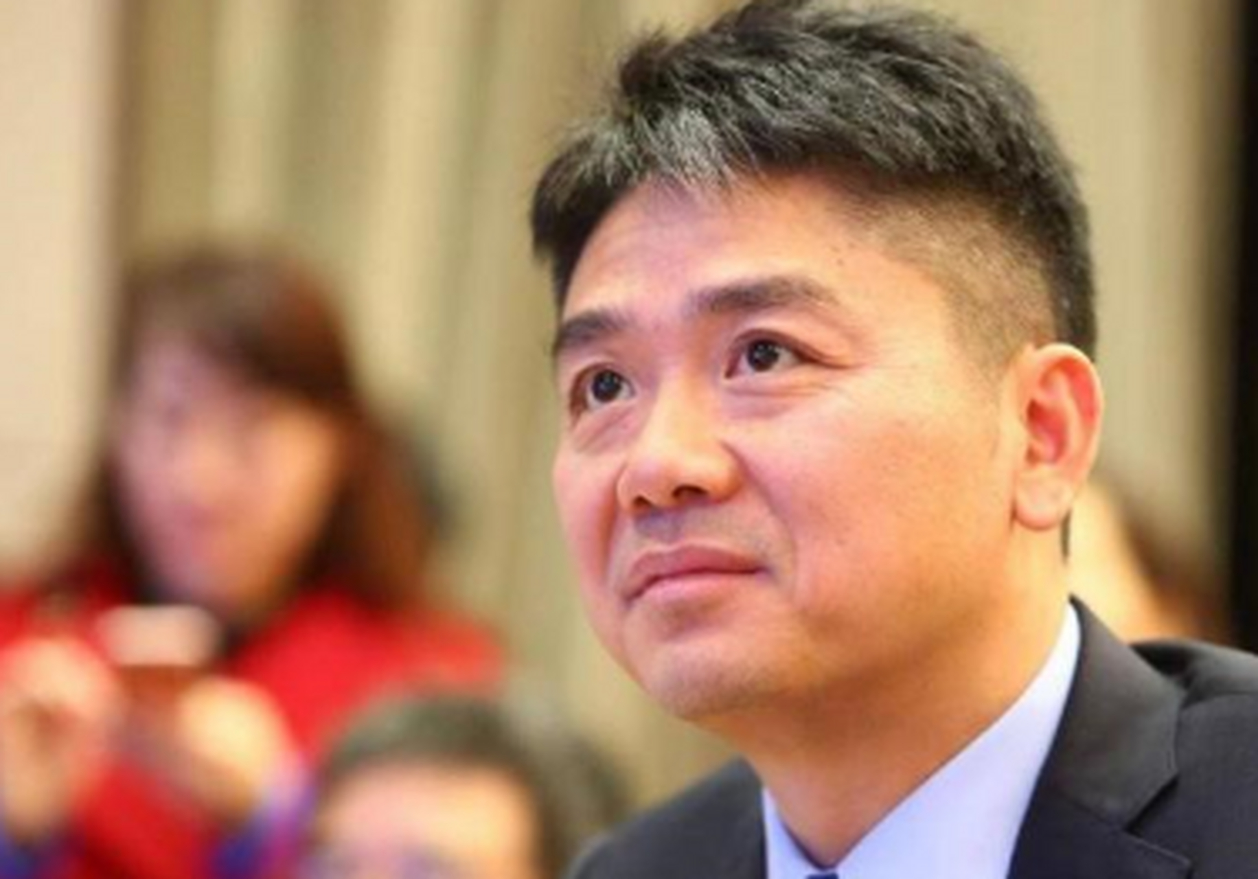 当年,京东高管聚餐,坐在刘强东旁边的副总裁杜爽突然说:"老板,我意外