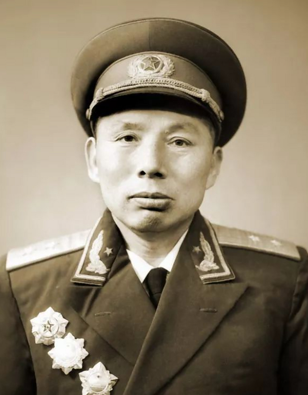 当时穿着便装的陈家贵冷静地看着这些人演戏,问:"你们是不是疯了?