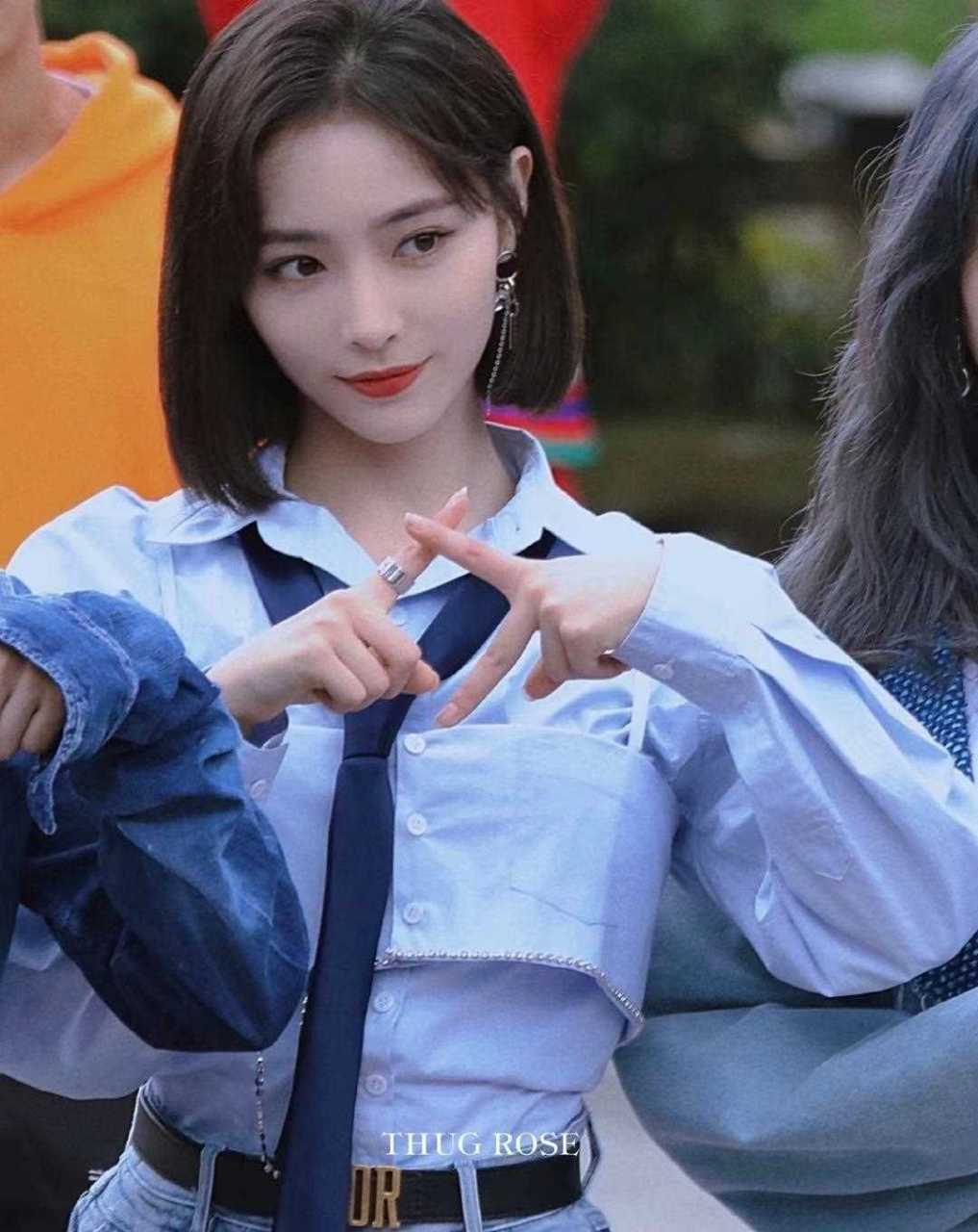 许佳琪 in thugrosepre-fall蓝色廓形衬衣 蓝色宫廷束腰马甲背心.