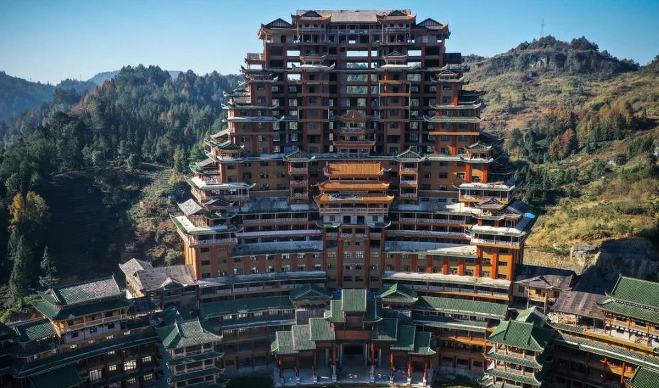 请注意,独山县10亿总收入并不是它的可用财力,居然负债400亿,据说融资