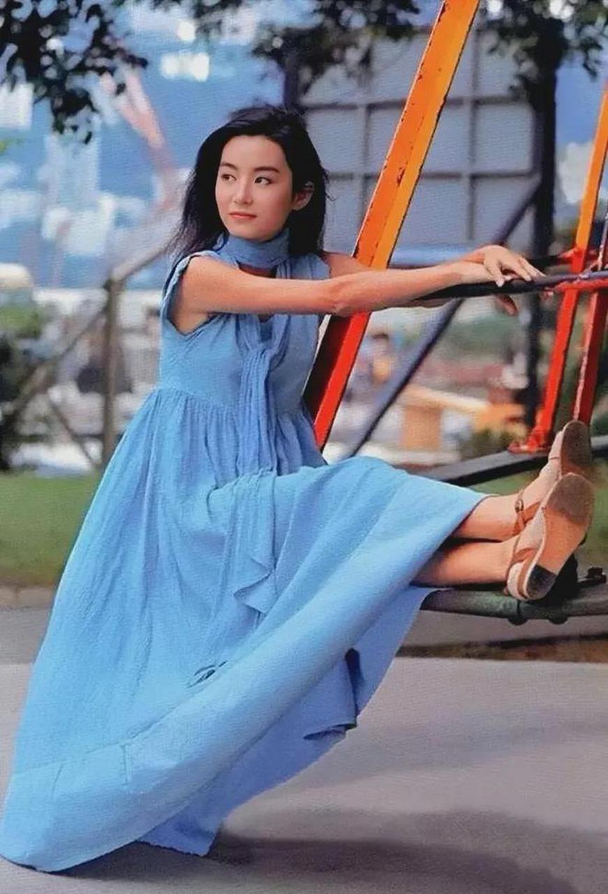 林青霞年轻时,曾拍摄过一组令人陶醉的淑女照.