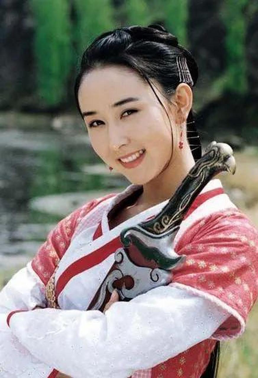 《孝庄秘史》苏沫儿(胡静饰演)自幼与大玉儿一起长大,俩人相依为命