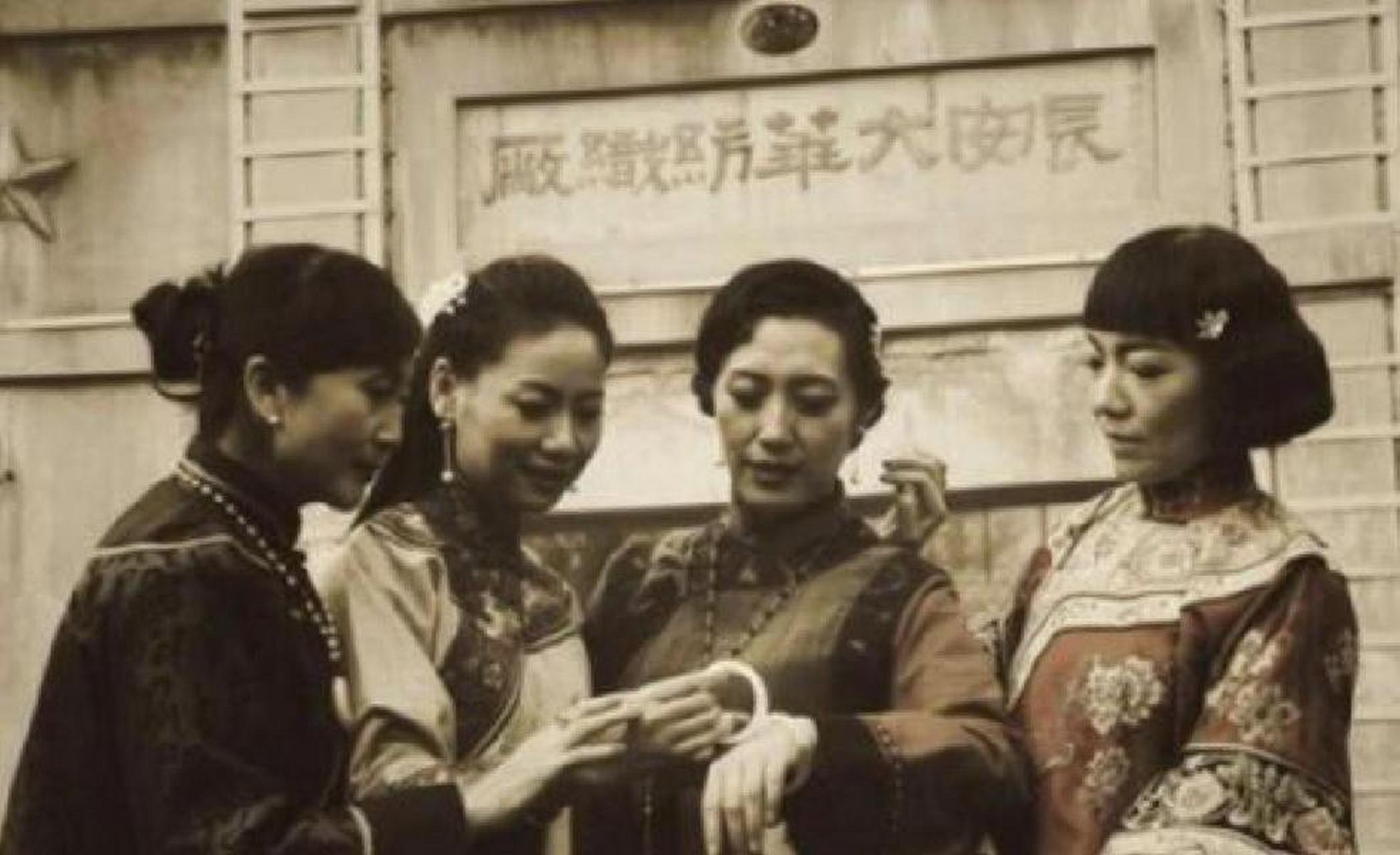1916年莫秀英嫁给陈济棠后,先后给丈夫生了11个孩子,陈济棠也成了广东