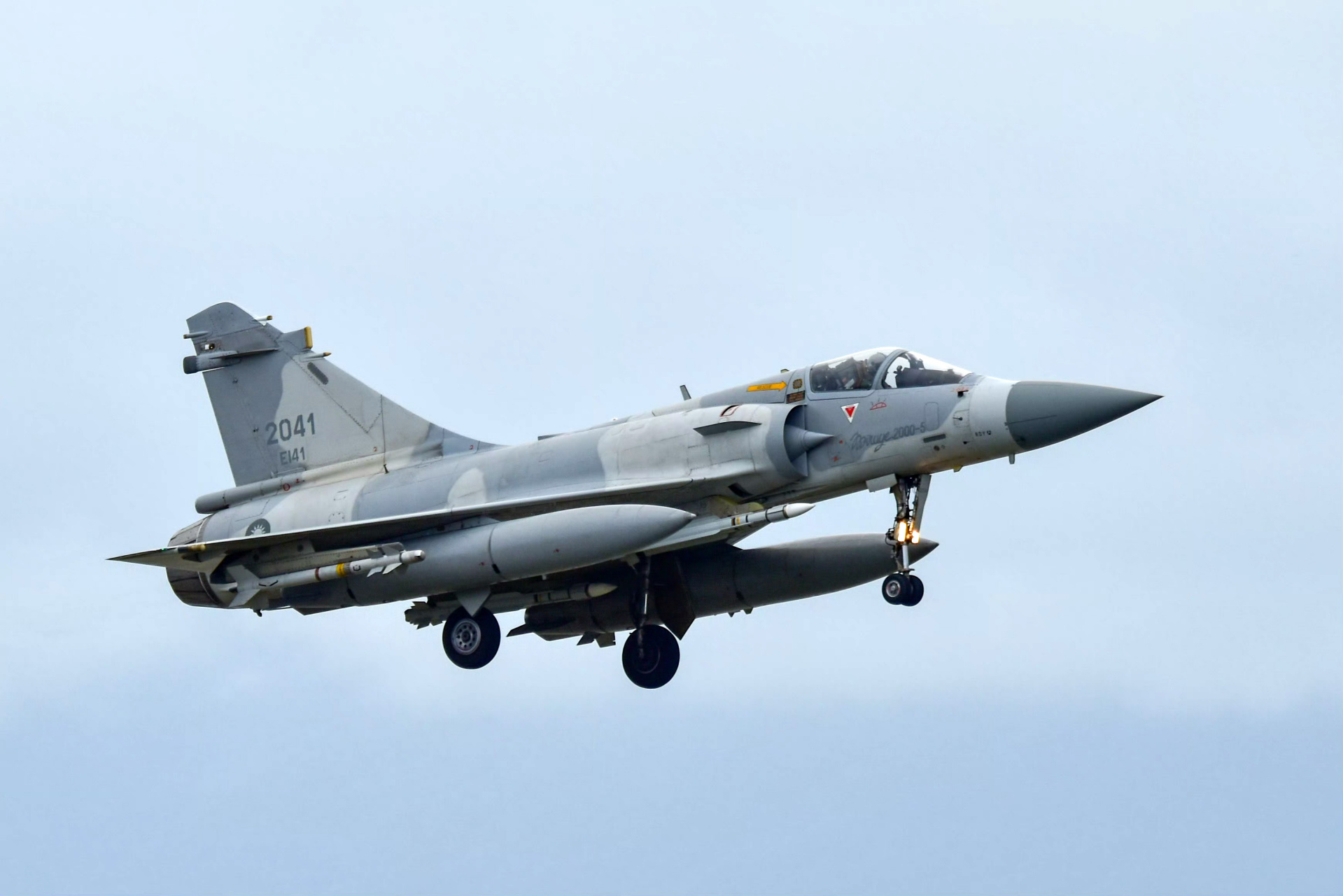 已经服役20多年的幻影2000战斗机,这批战斗机配装rdy雷达,魔术2近距