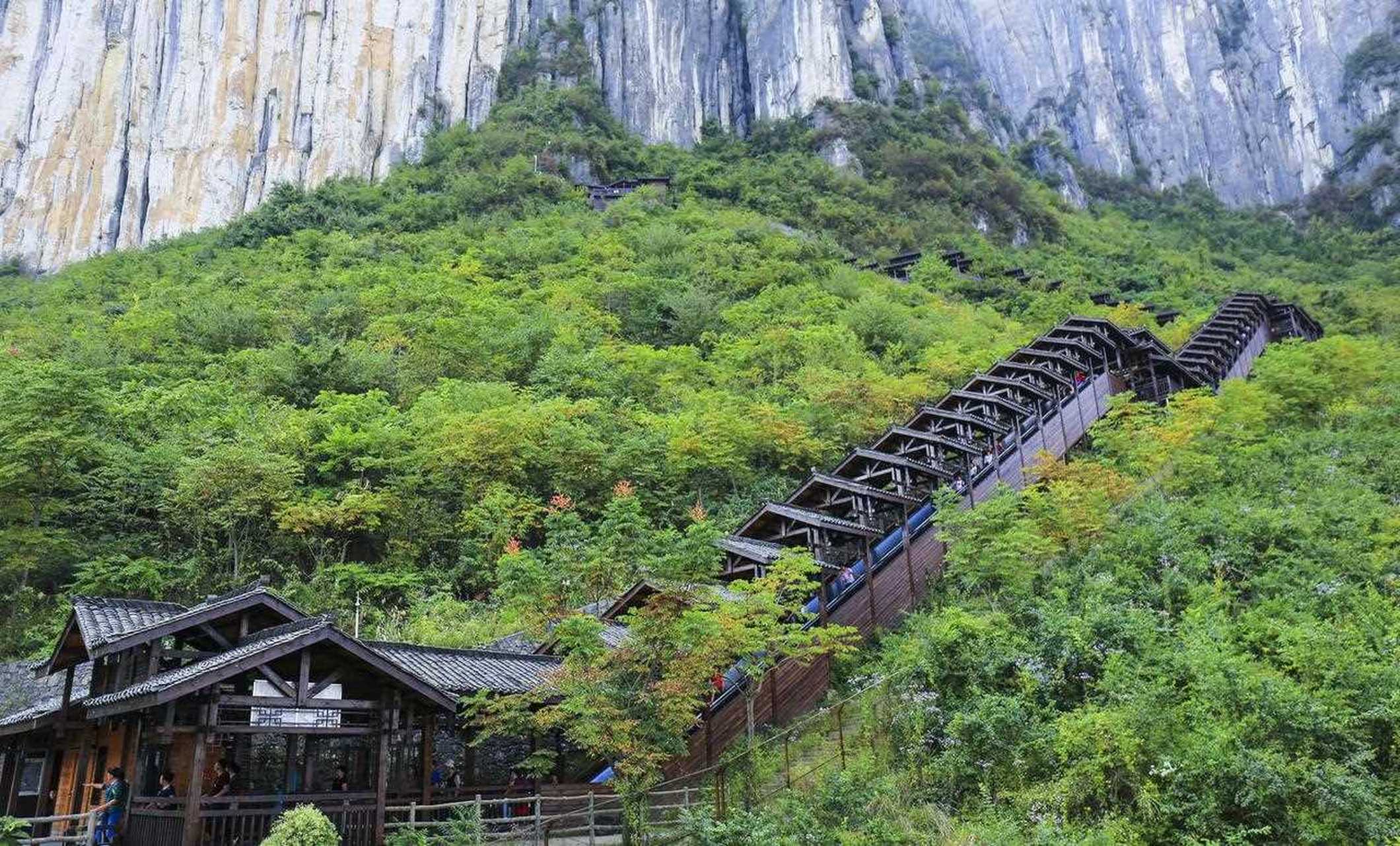【国内最长户外手扶电梯】恩施大峡谷户外手扶电梯卧于山野间,气势