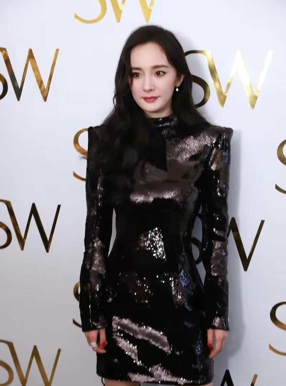 网友:杨幂黑色紧身裙 表情冷峻气质凌厉