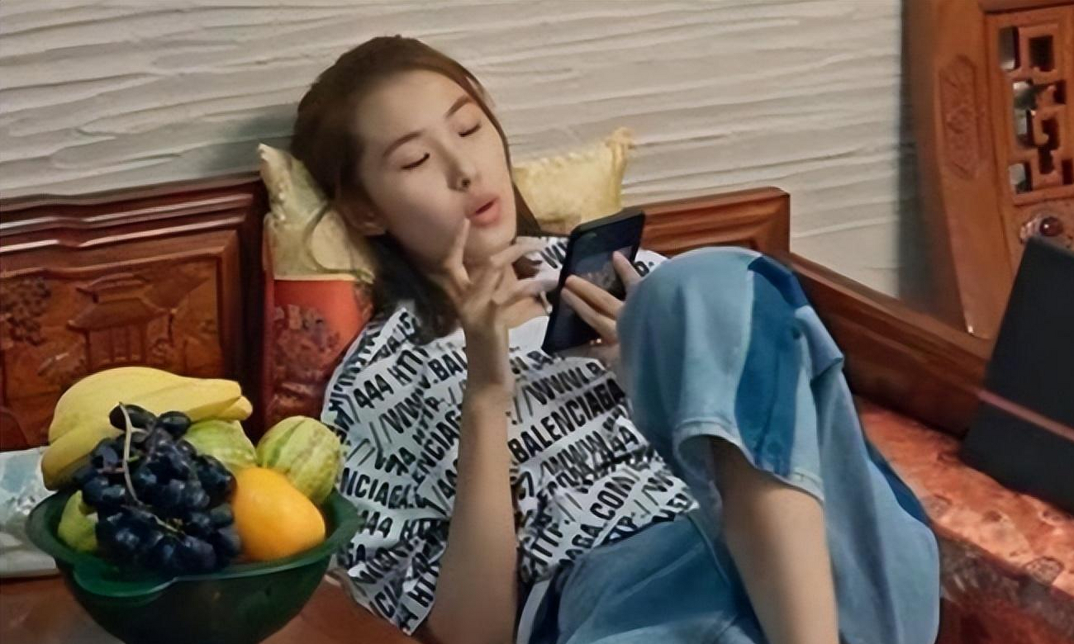 17年,爸爸和妈妈的溺爱下,刘思琦变成了一个吃饭都要靠人喂的"巨婴"!