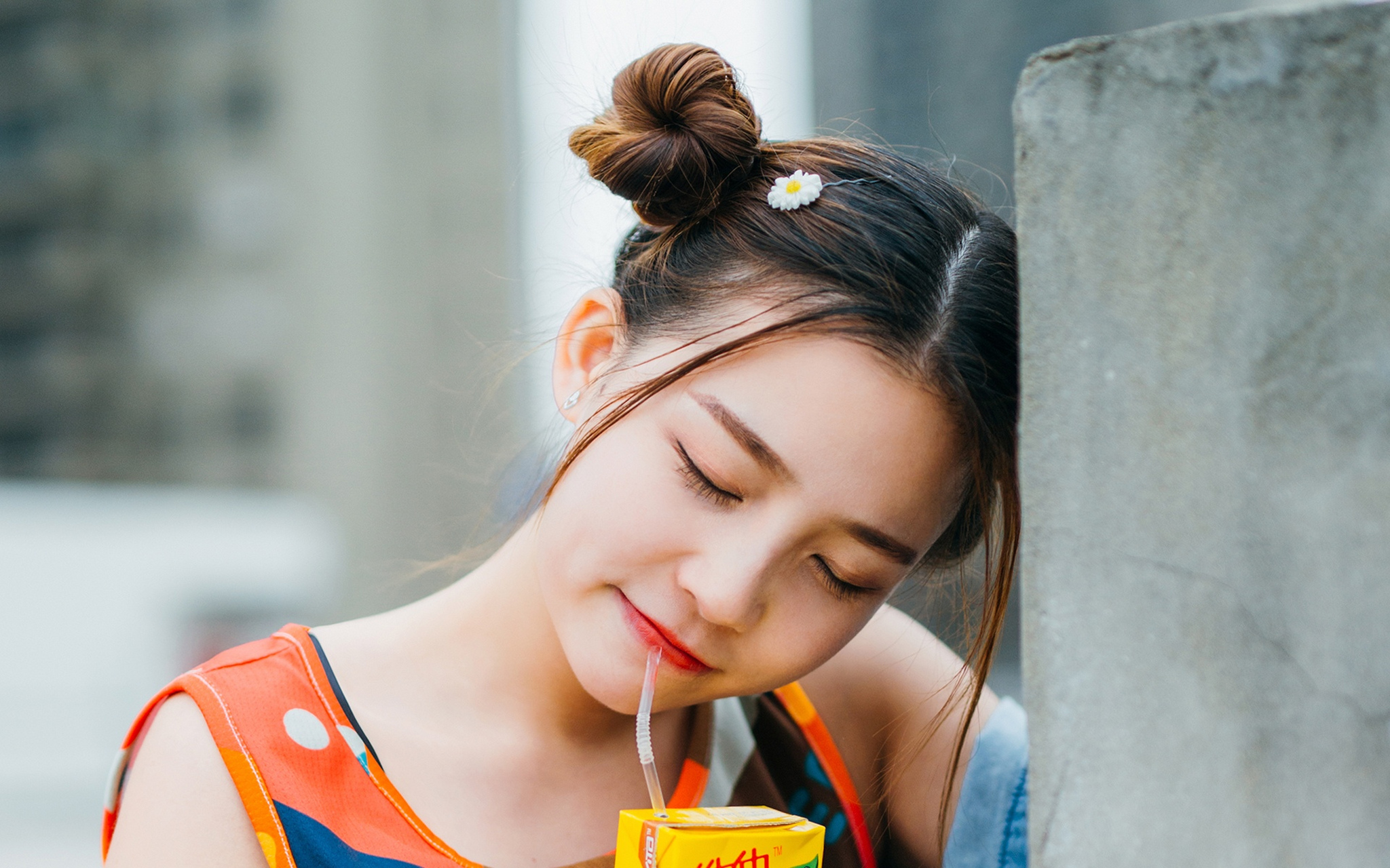 两个人,就在这种一来二去的物品交换中,内心对对方