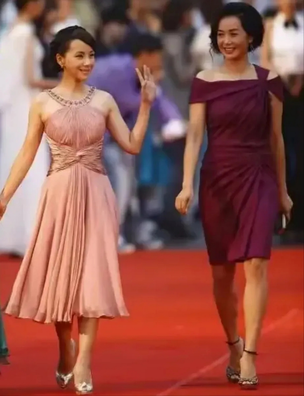 蒋雯丽牵手小11岁何琳红毯败落,醒来后气质招人.