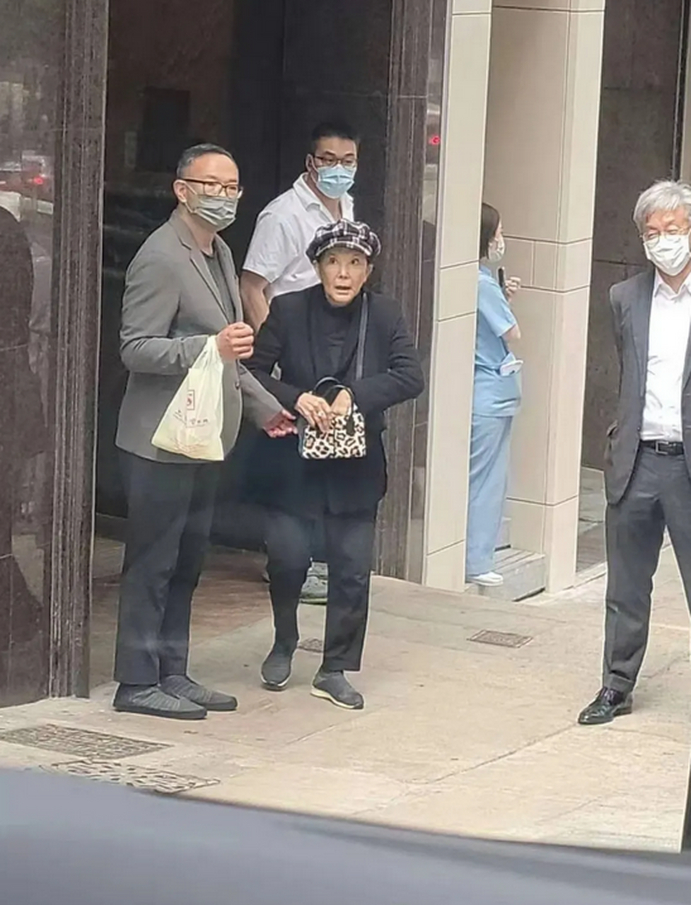 香港一代才女白韵琴,虽然如今78岁不再年轻,感觉有点老态龙钟了,但最