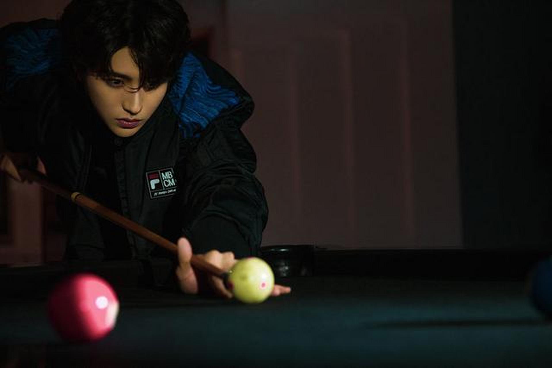 蔡徐坤蓝黑拼接运动套装解锁青春时尚 眼眸清澈少年感满分