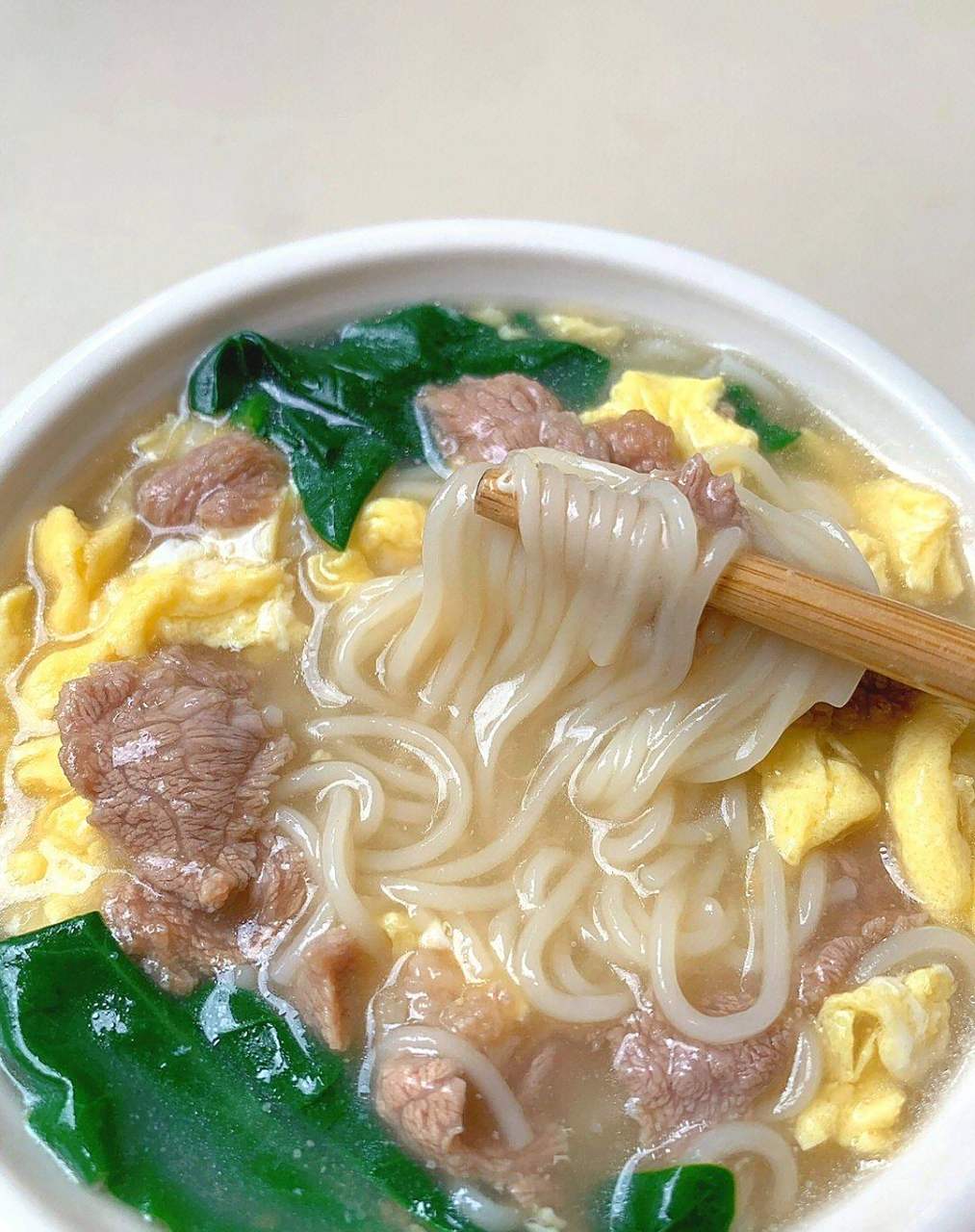 家常煮面:菠菜肉片鸡蛋汤面营养美味,几分钟就能搞定,大人孩子都爱吃!