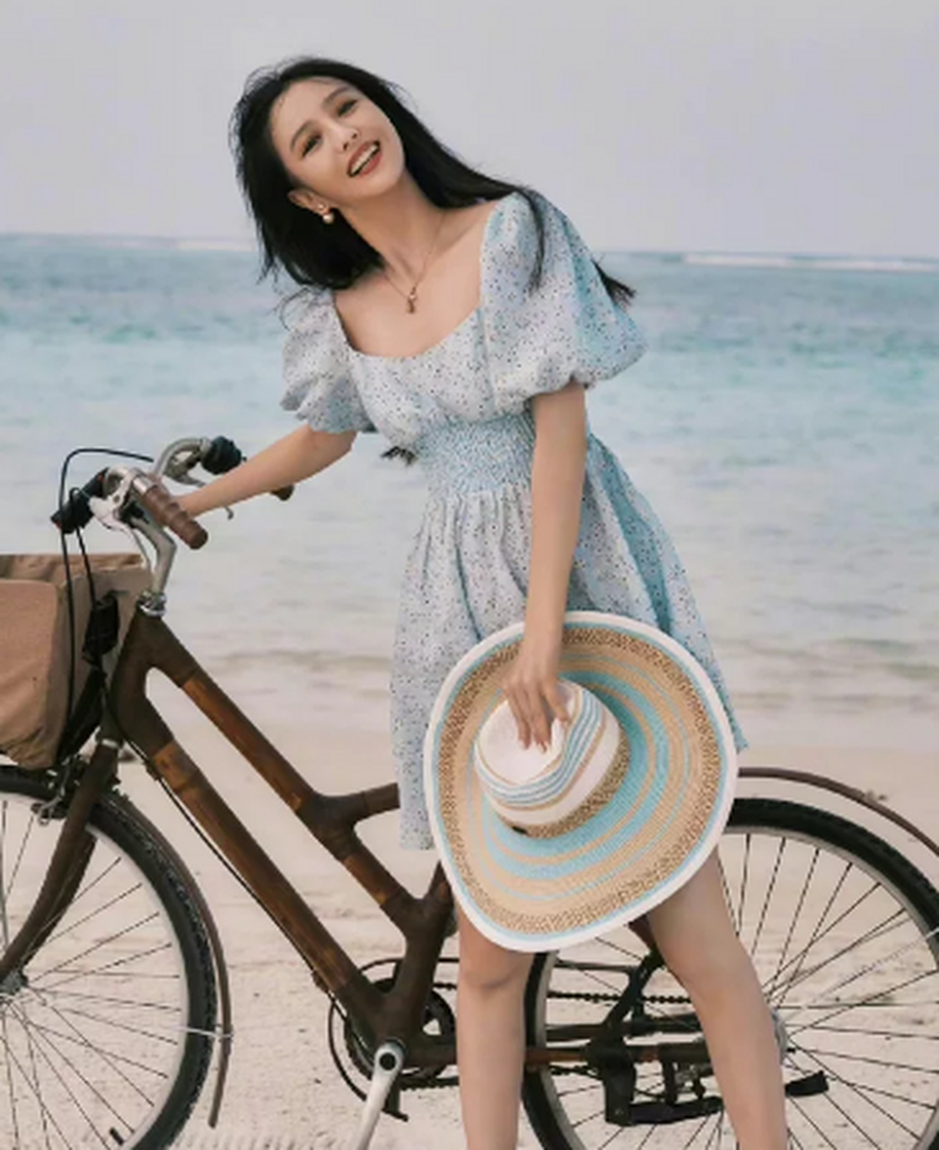 "佟丽娅"的穿搭真挺高级的,穿休闲碎花连衣裙,优雅又霸气