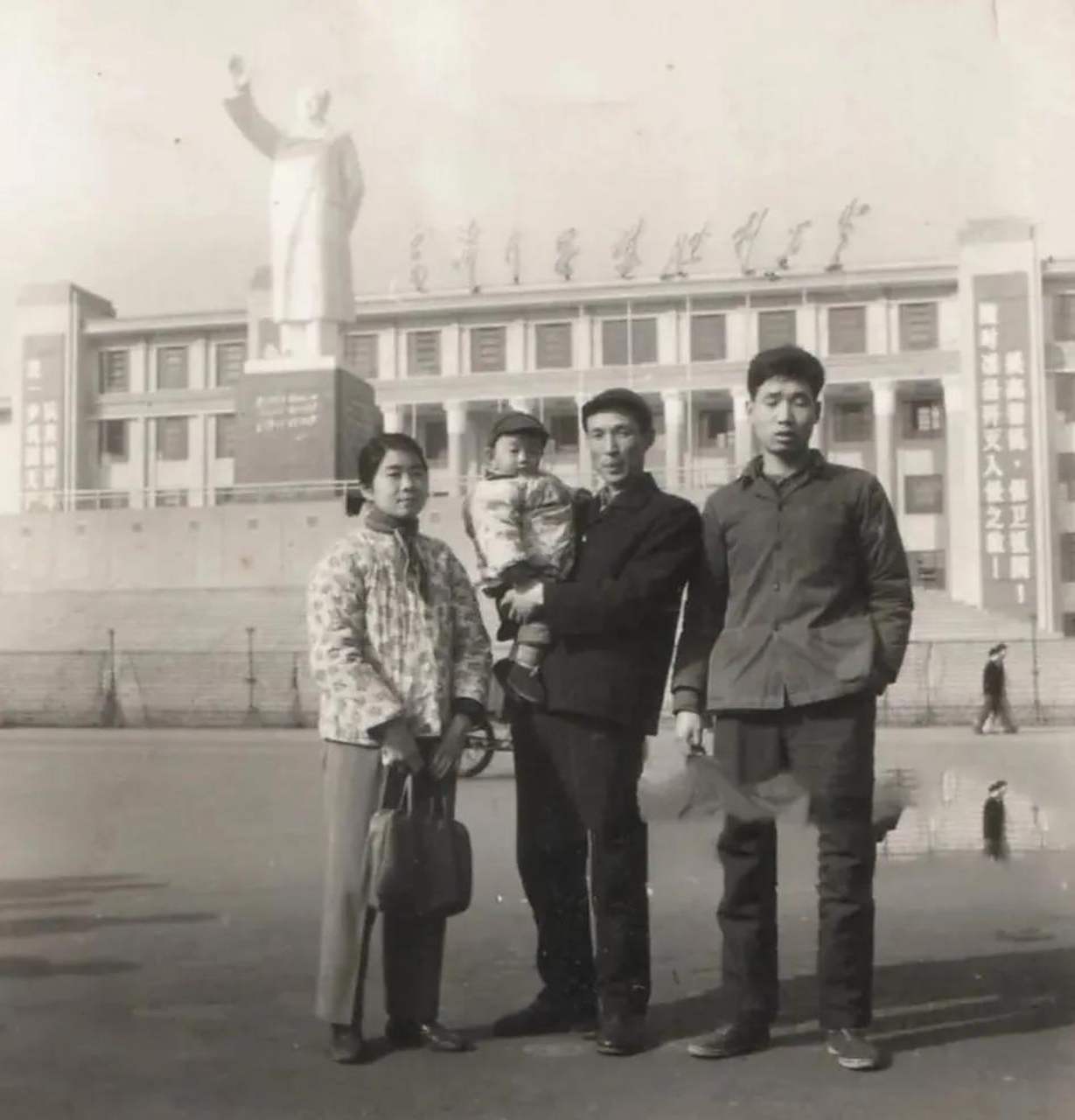 这张合影拍摄于上世纪70年代的成都人民广场,照片中一个老人抱着一个