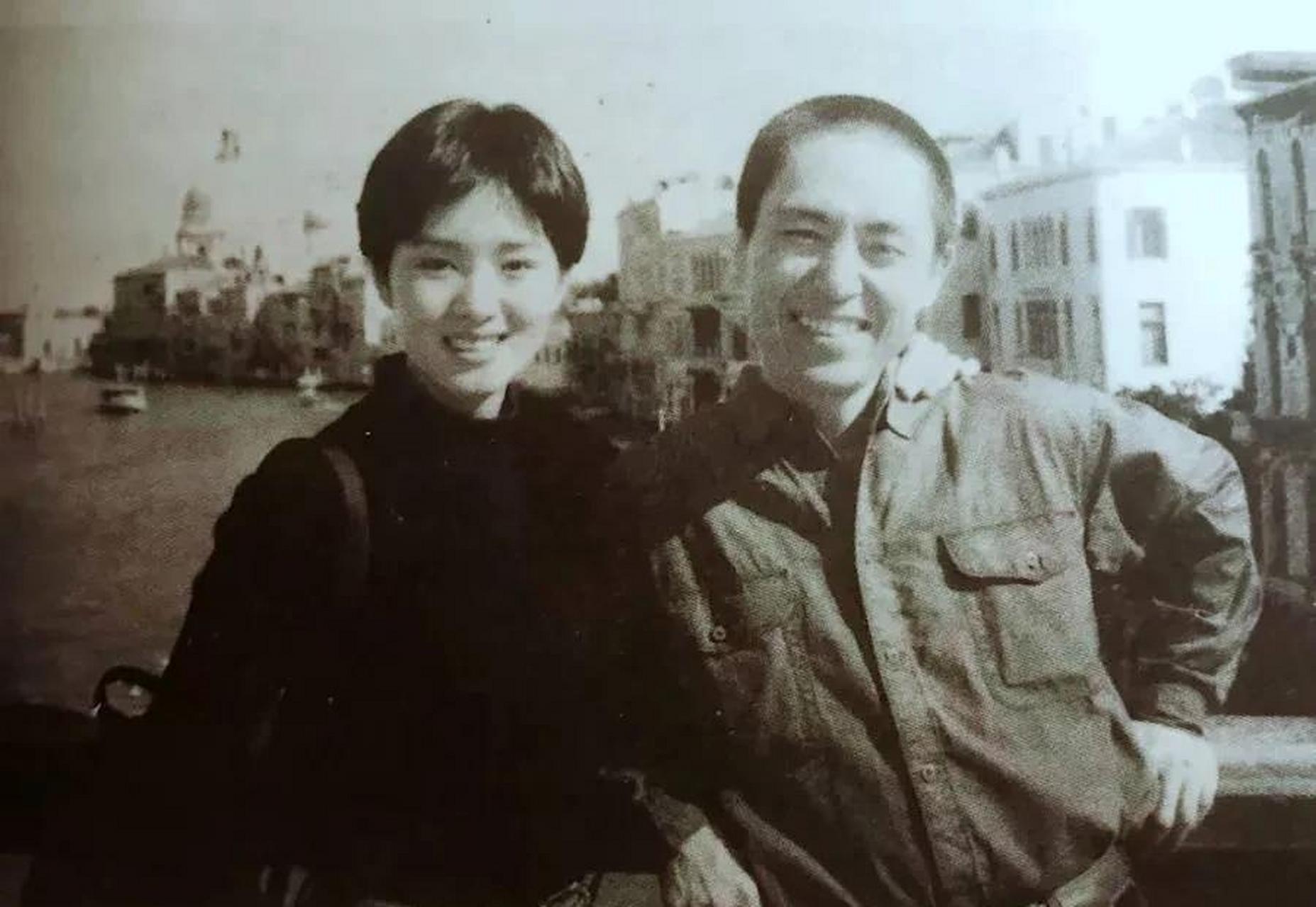 1987年,张艺谋和巩俐一起合照. 巩俐那时候好年轻.