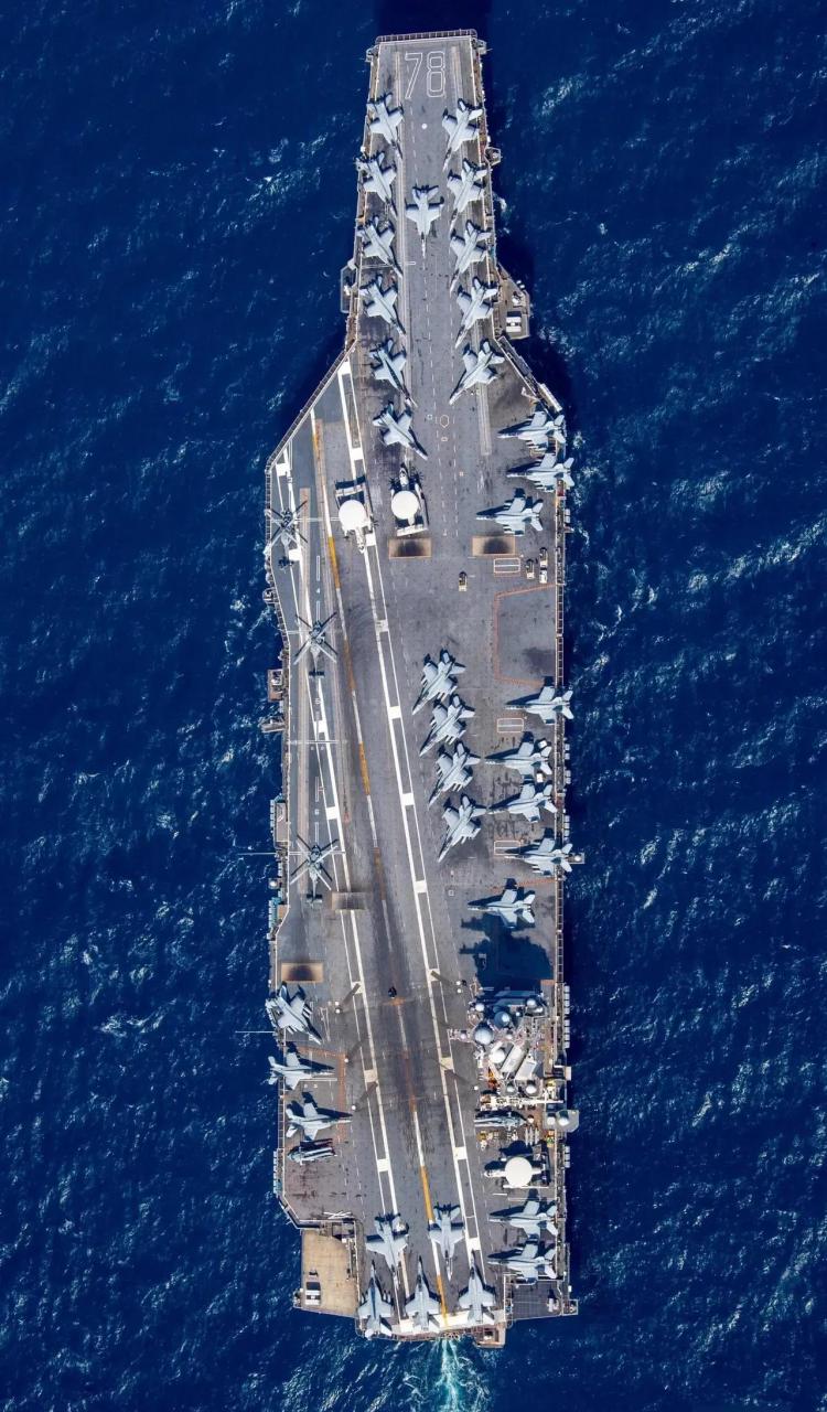 这个俯视角度对比,能清楚的看出在甲板布置上福建舰和福特级的差距!