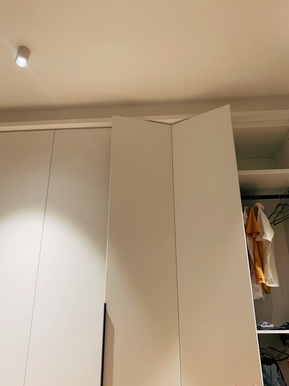 一门到顶衣柜的小心机——门板盖封板 分享下我家一门到顶柜子的小心